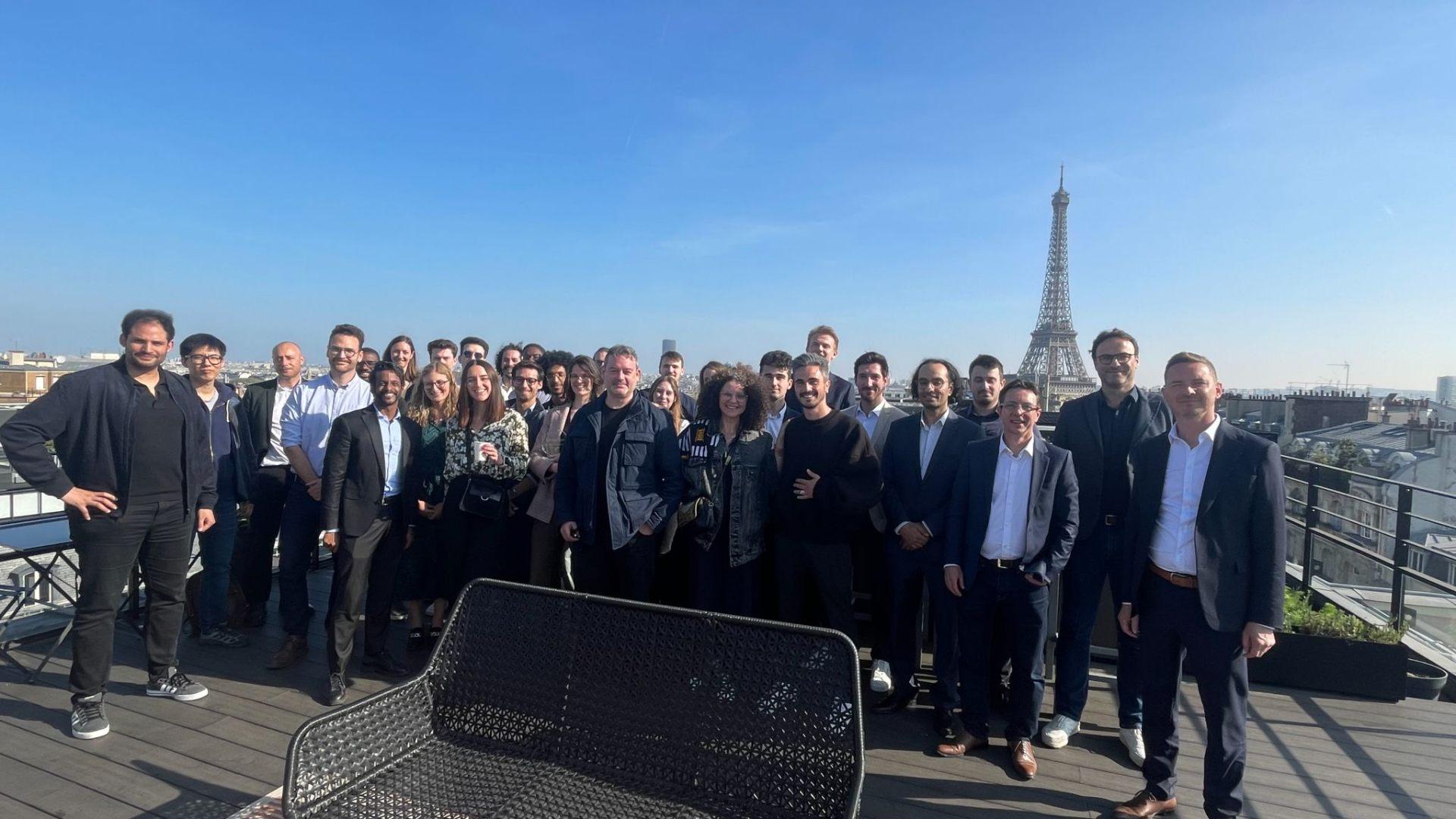 Photo de groupe hackathon avec Tour Eiffel